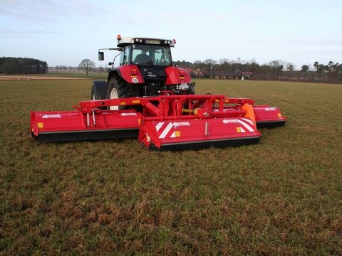 GFM 740 geschlossene Bauform am Massey Furgeson
