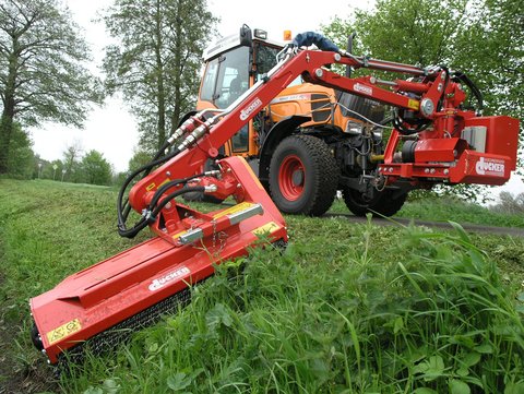 TMK Frontanbau an DBM 400 im Einsatz an Hangböschung