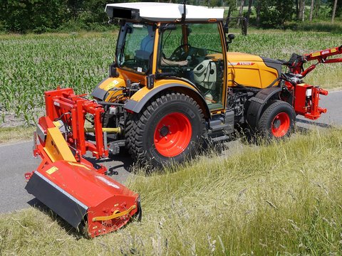 Schlegelmäher USM 13 mäht Seitenstreifen