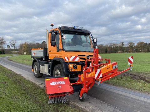 SMT mit Radialwildkrautbürste am Unimog angebaut
