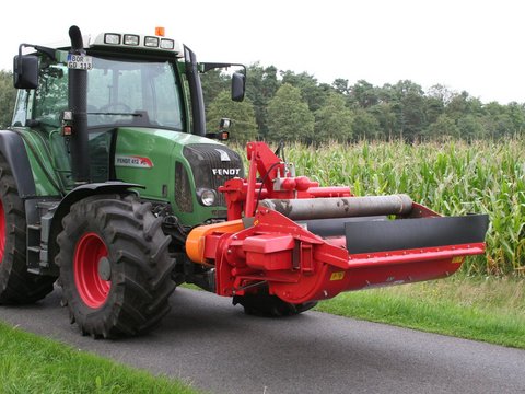 SMK am Fendt 412 in Transportstellung