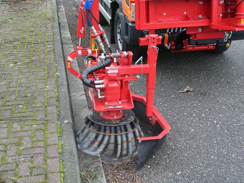 PFP reinigt Straßenrand